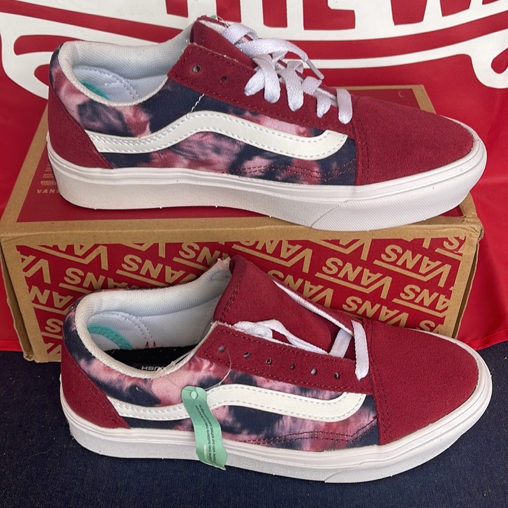 Vans Comfycush Old Sko
(Grunge Wash)Multi/Tiedye
VNOA5DYC9JZ
WMNS sneakers